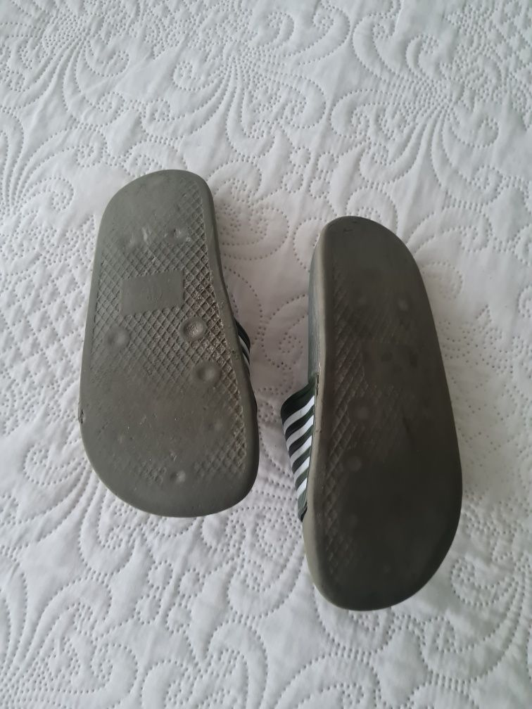 Używane klapki dziecięce.  Rozmiar 30/31. Koloru cienka zieleni/ khaki