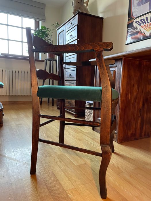 Drewniane krzesło z zielonym obiciem