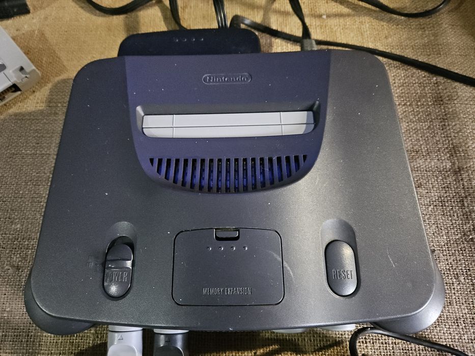 Nintendo 64 com um jogo