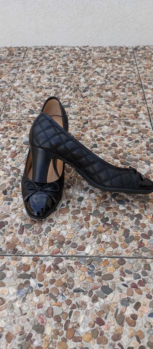 Sapato GEOX muito elegante em pele preta com lacinho