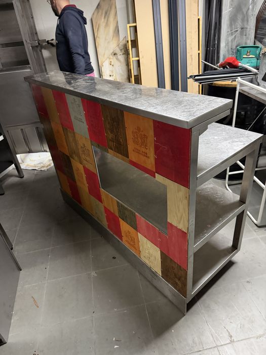 Balcão em inox com prateleira e dois niveis de tampo