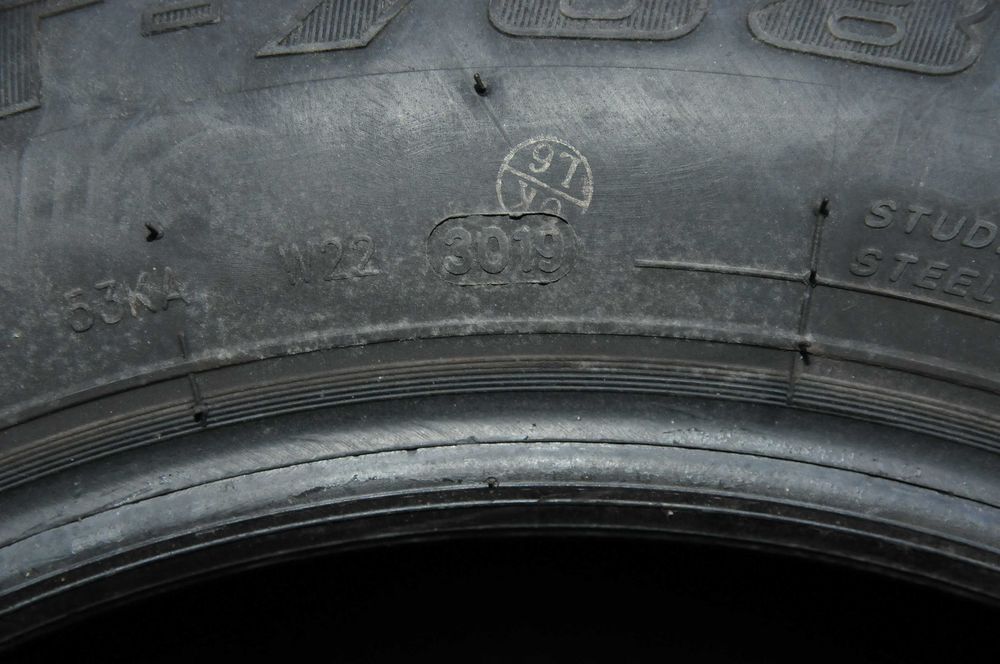 Opony zimowe 215/60R16