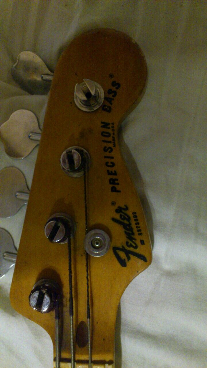 Електрогітара Fender precision bass