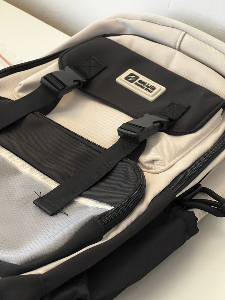 Mochila preta e branca nova