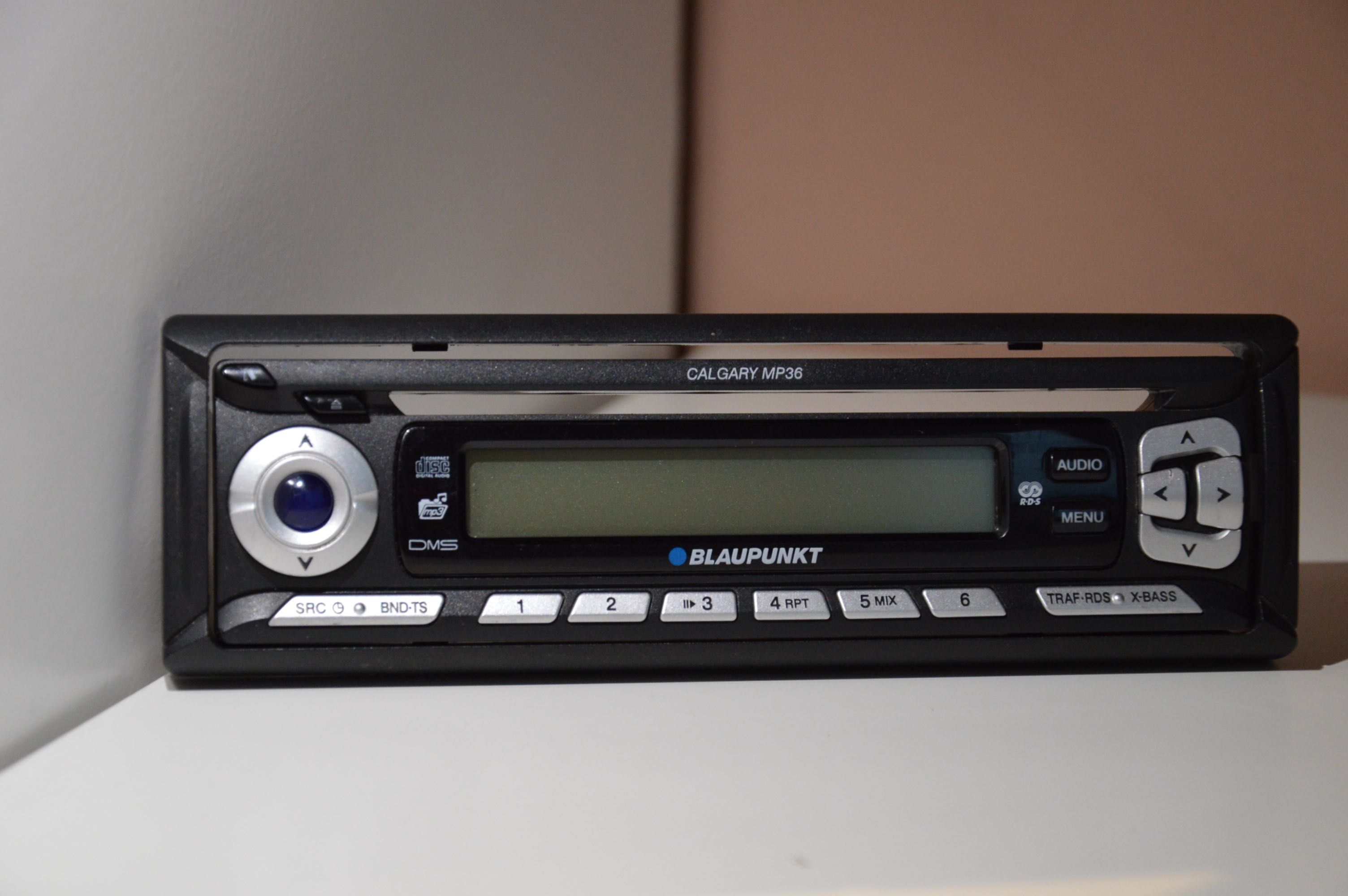 Panel i Ramka do radia BLAUPUNKT Calgary MP36