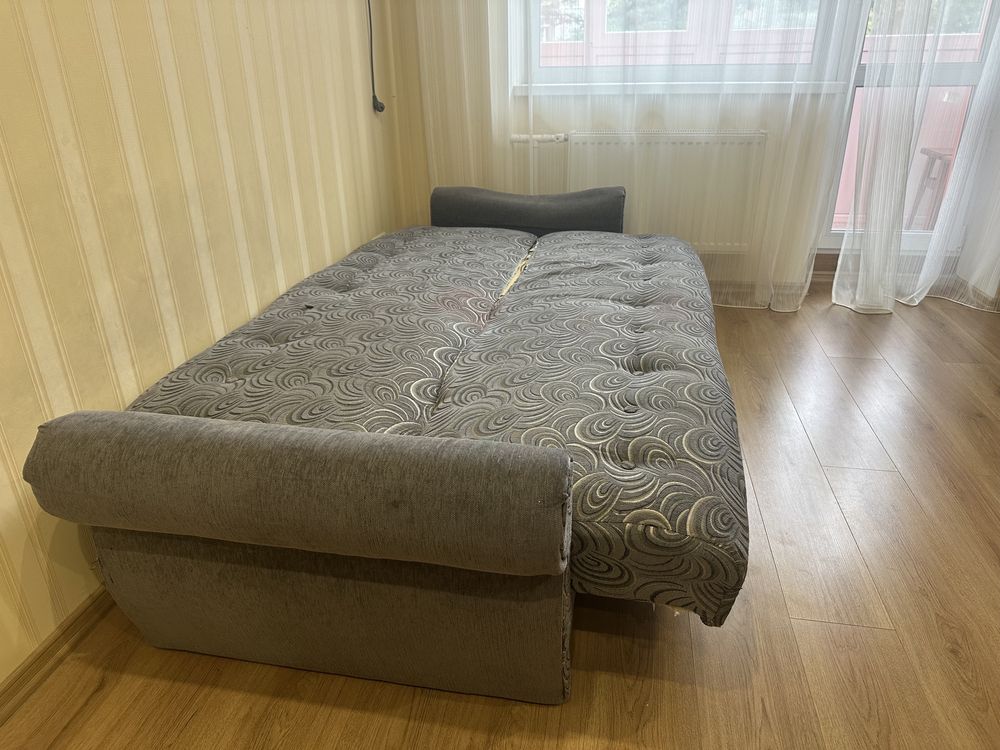 Продам диван б/у.