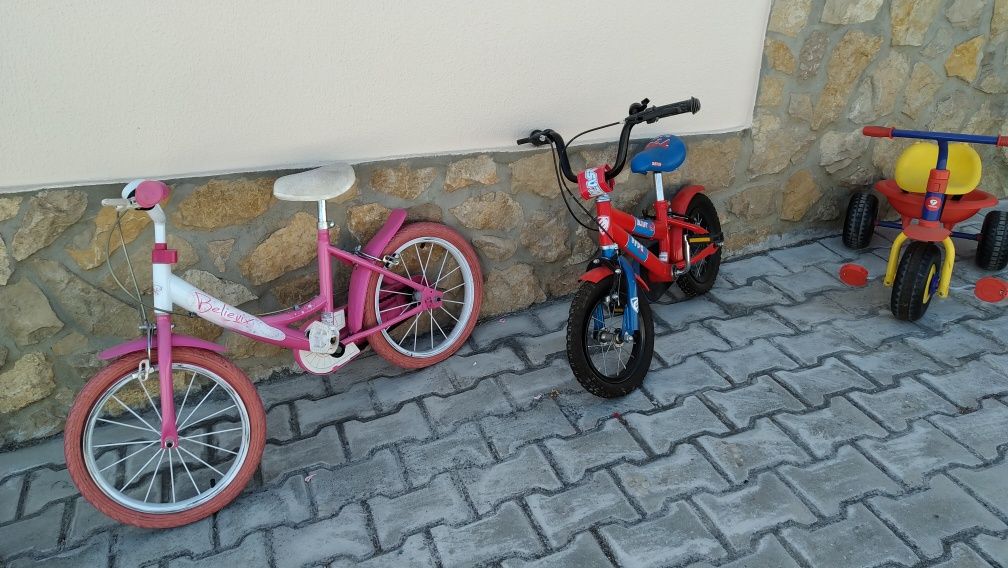 2 bicicletas de criança e triciclo