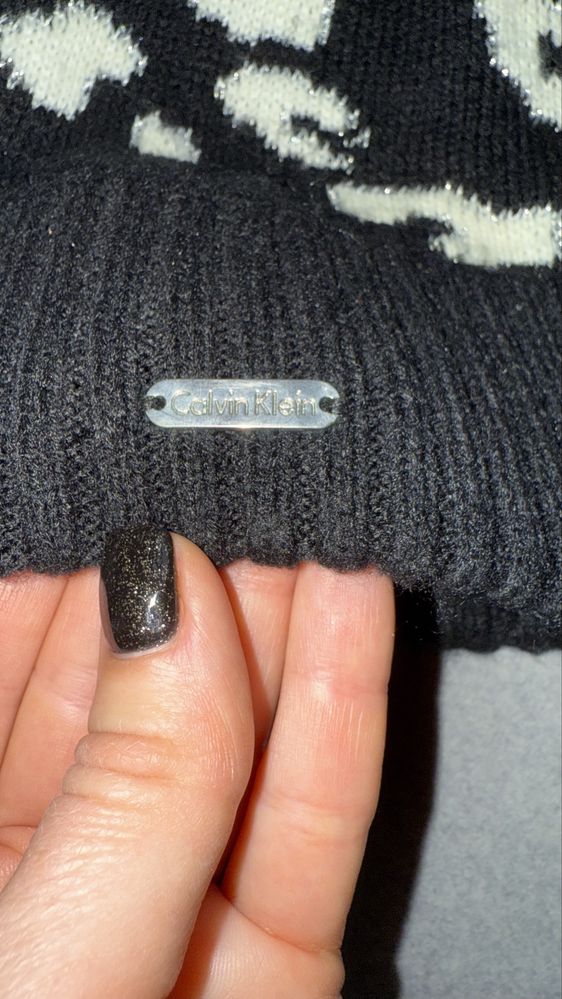 Продам теплу стильну шапку calvin klein оригінал