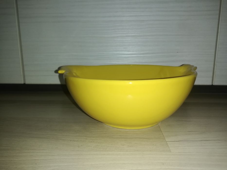 Szklana miska, żółta home and you.