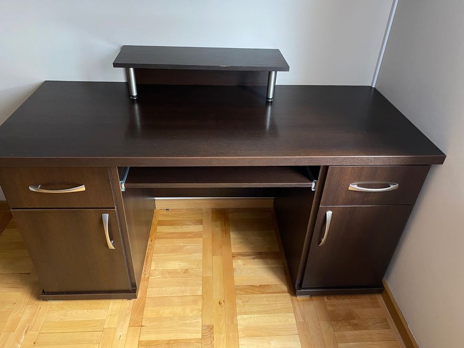 Meble biurowe od stolarza – biurko, komoda, szafka wisząca, wenge