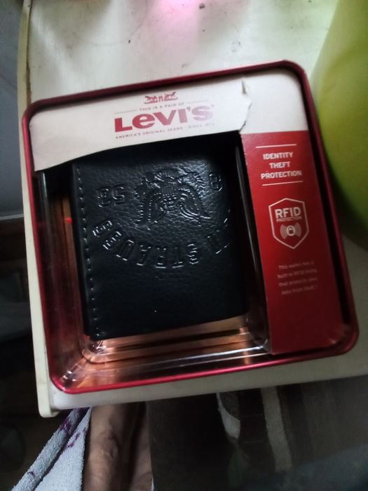 Мужской кочелотLevi^s 800гнр кожанный!