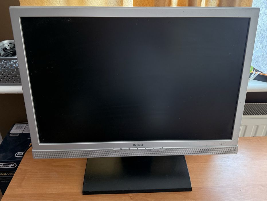 Komputer stacjonarny z monitorem, klawiaturą i myszką