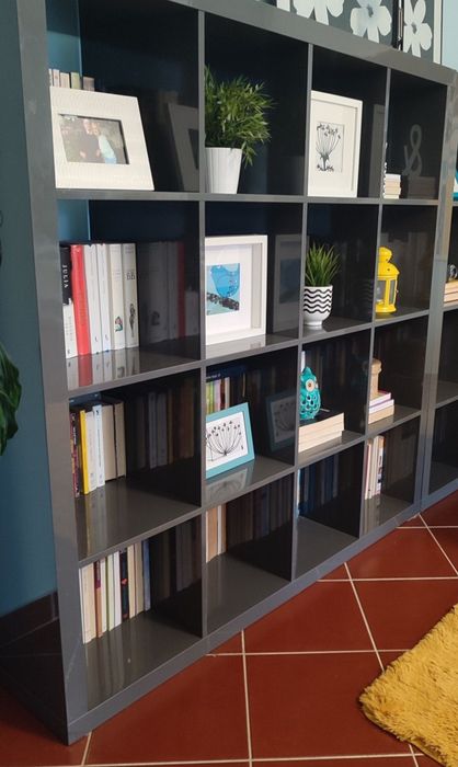 Estantes kallax cinza brilhante e efeito madeira