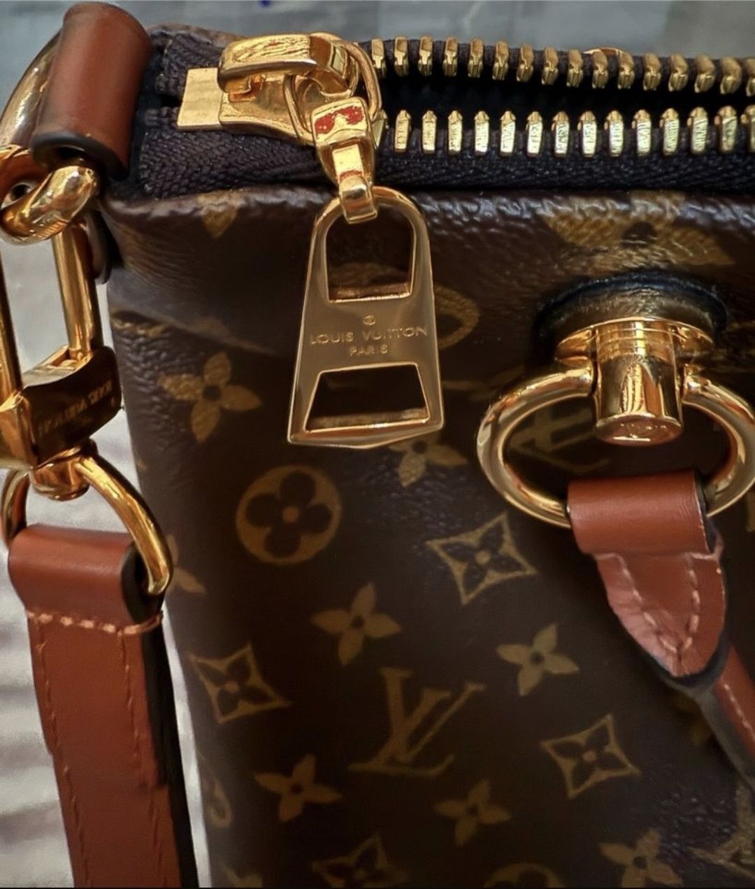 Torebka Louis Vuitton V Tote z płótna z monogramem w doskonałym stanie
