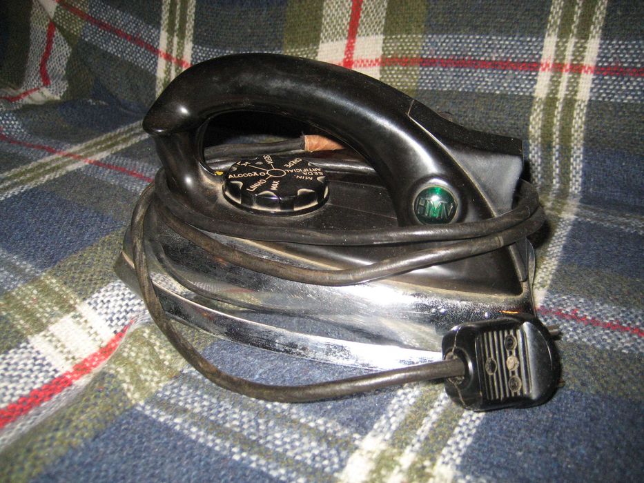 ferro de engomar antigo