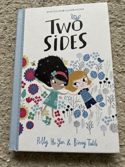 Książka „ Two sides” w języku angielskim.