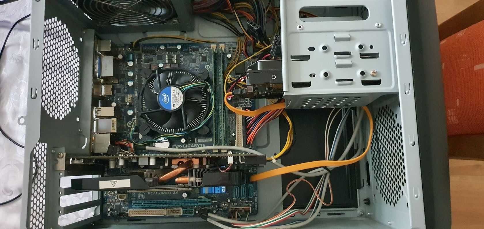 Zestaw komputerowy i5 z monitorem, klawiaturą i myszką