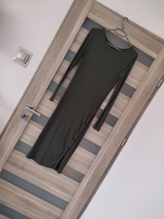 Dzianinowa prążkowana sukienka midi Reserved roz S