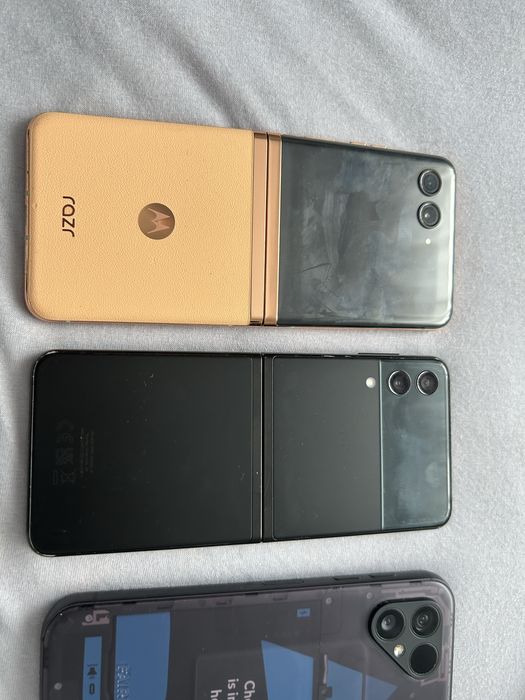 Motorola razr Samsung flip