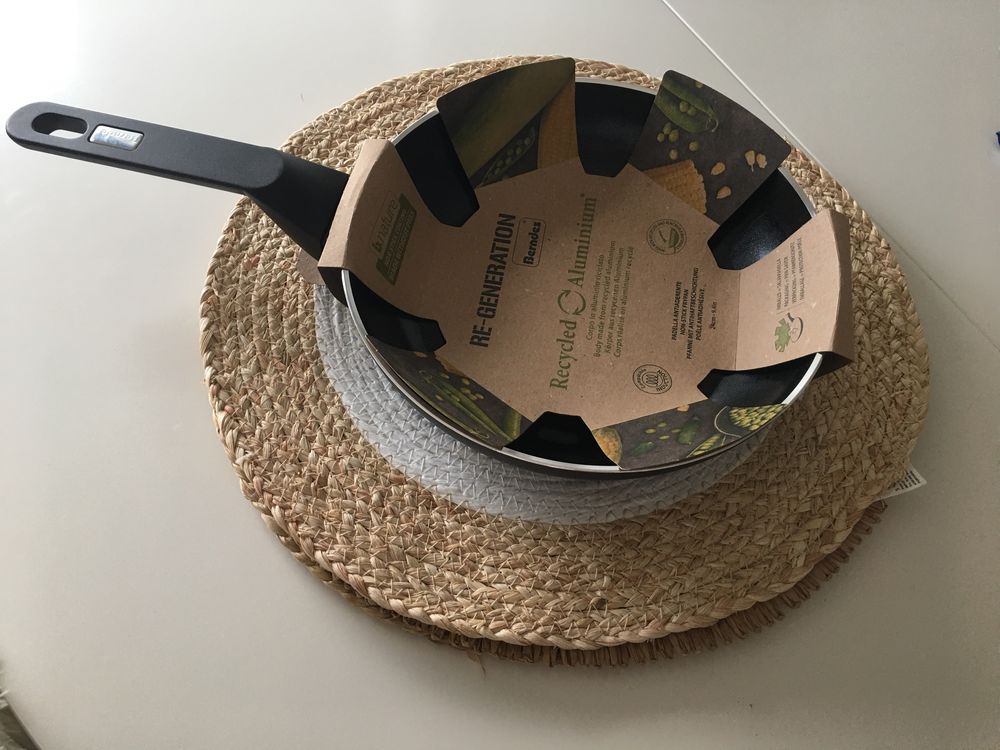 Figideira antiaderente nova tamanho 24 cm com tampa