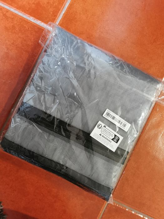 Porta em tela autoadesiva