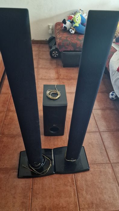 2 Colunas LG (altas) e subwoofer