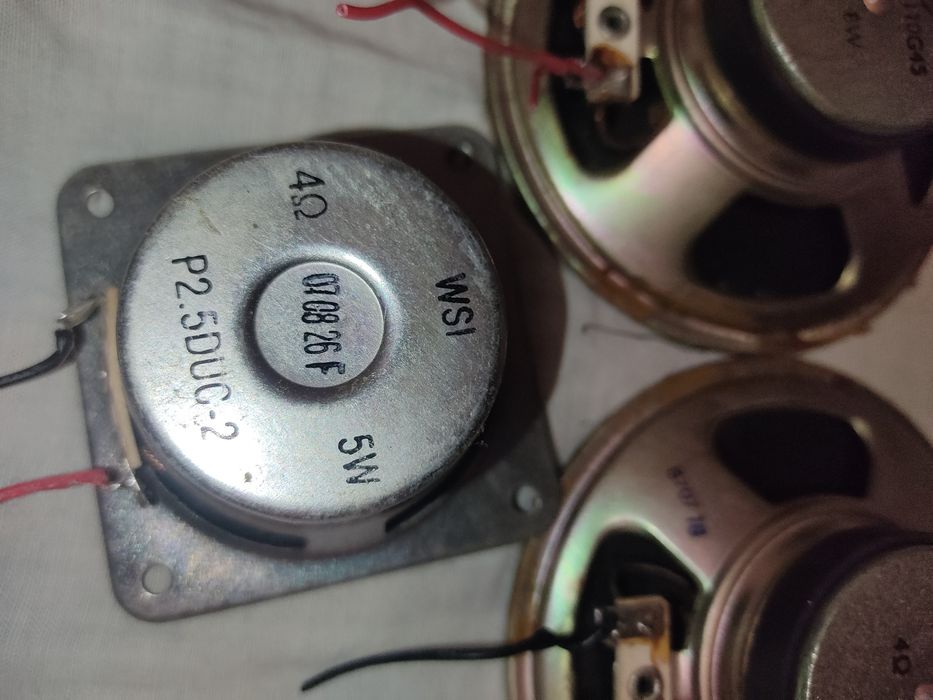 Динаміки 8w 4om два, 5w 4om один.