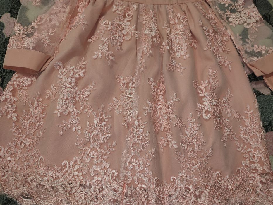 Шикарное платье с кружевами