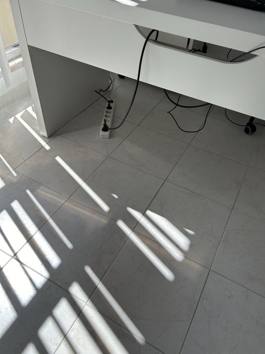 Secretaria em branco em bom estado com pouco uso