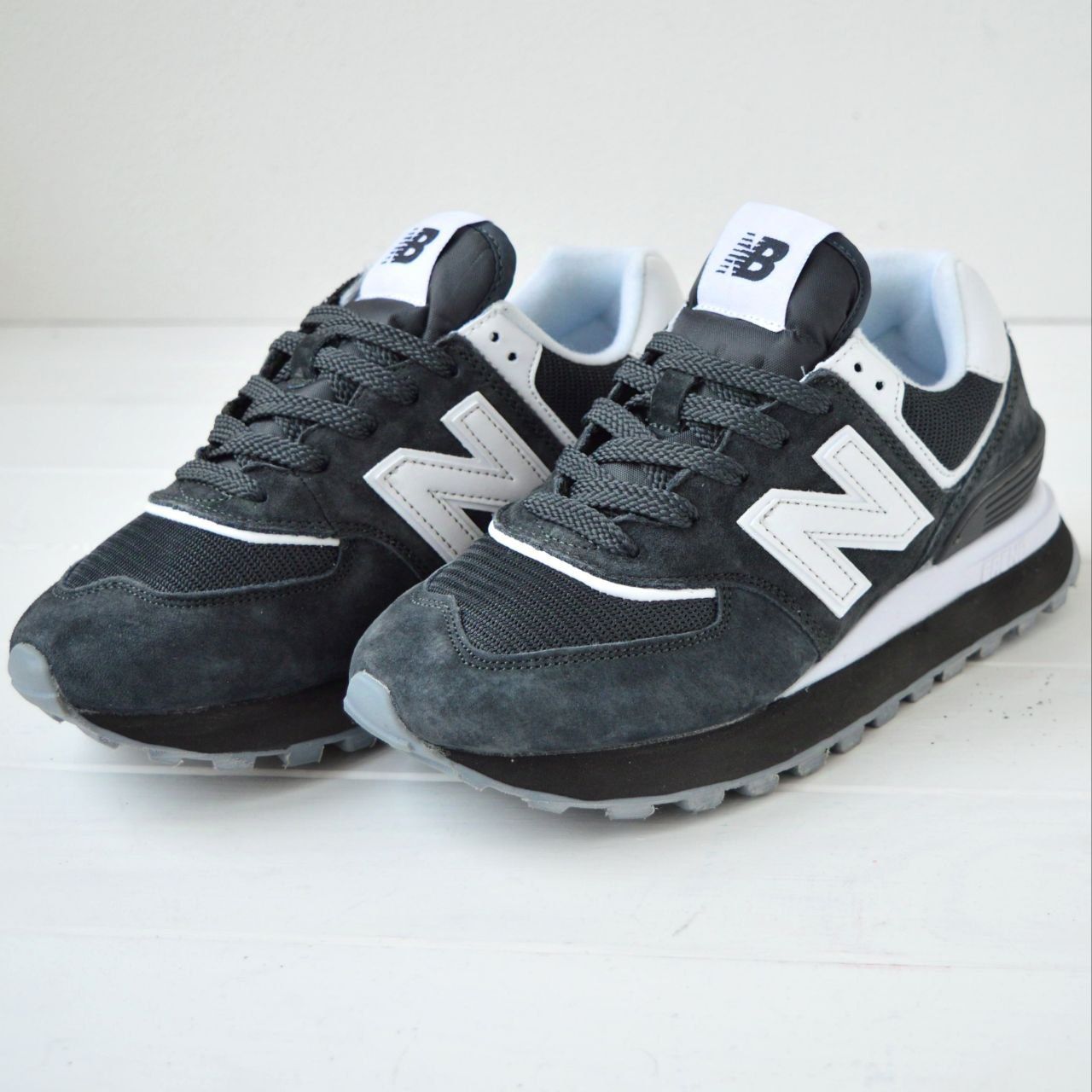 New Balance 574 Legacy сірі з білим кросівки кеди жіночі замшеві