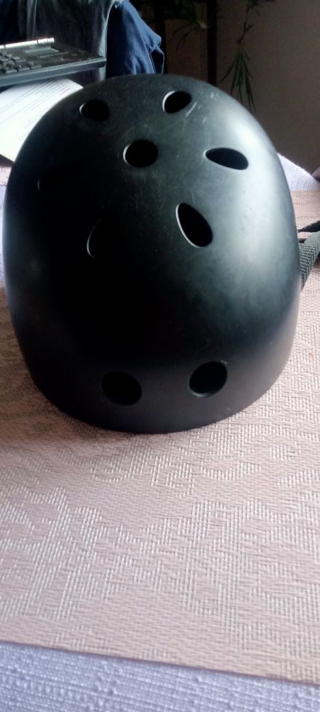 Kask rowerowy w dobrym stanie.