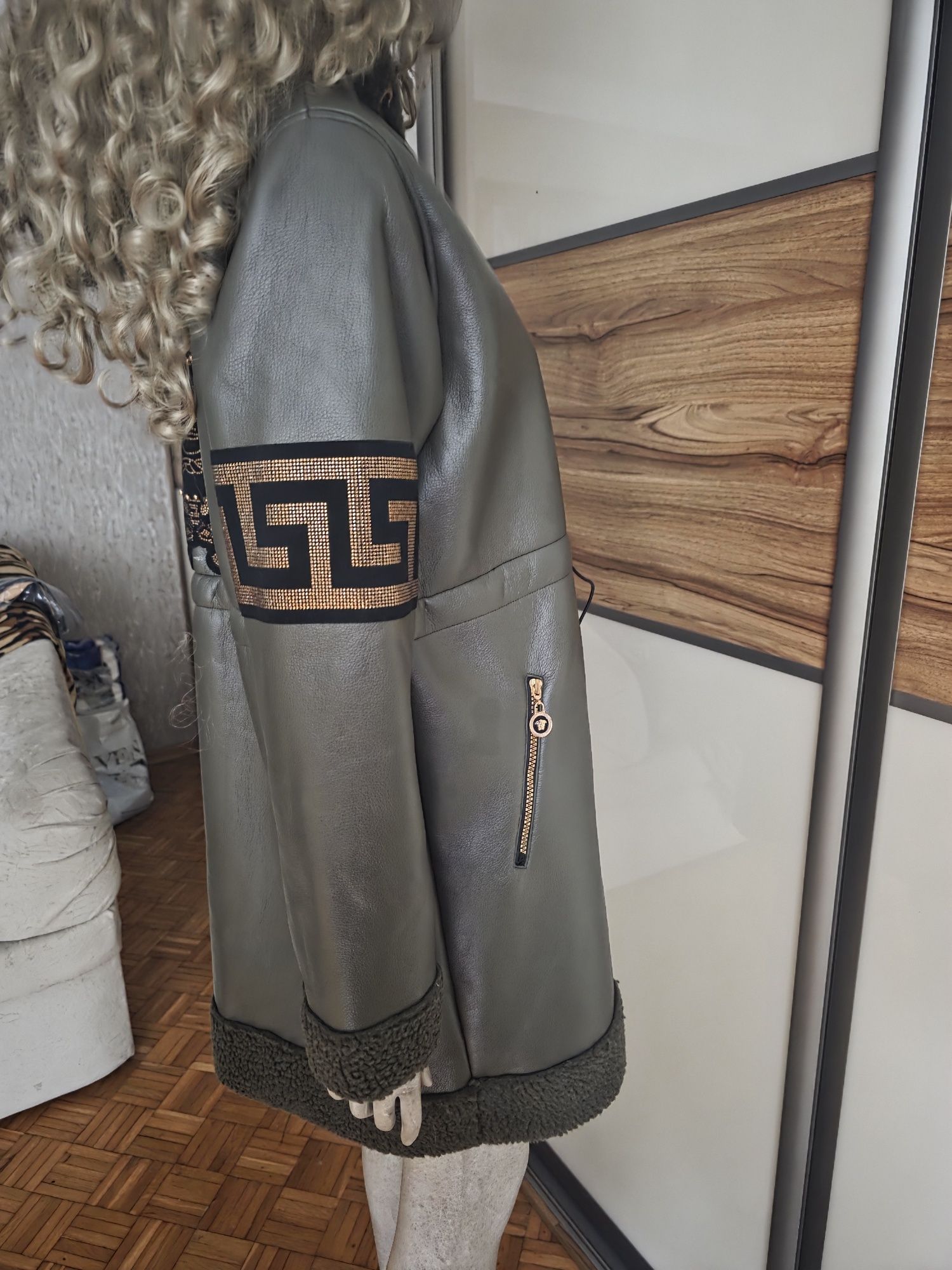Kożuch Versace w kolorze khaki z cyrkoniami złotymi