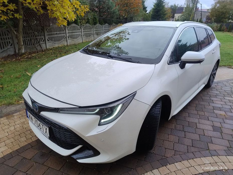 Toyota Corolla HYBRYDA 1.8 +LPG salon WERSJA GR SPORT mały przebieg biała perła 070