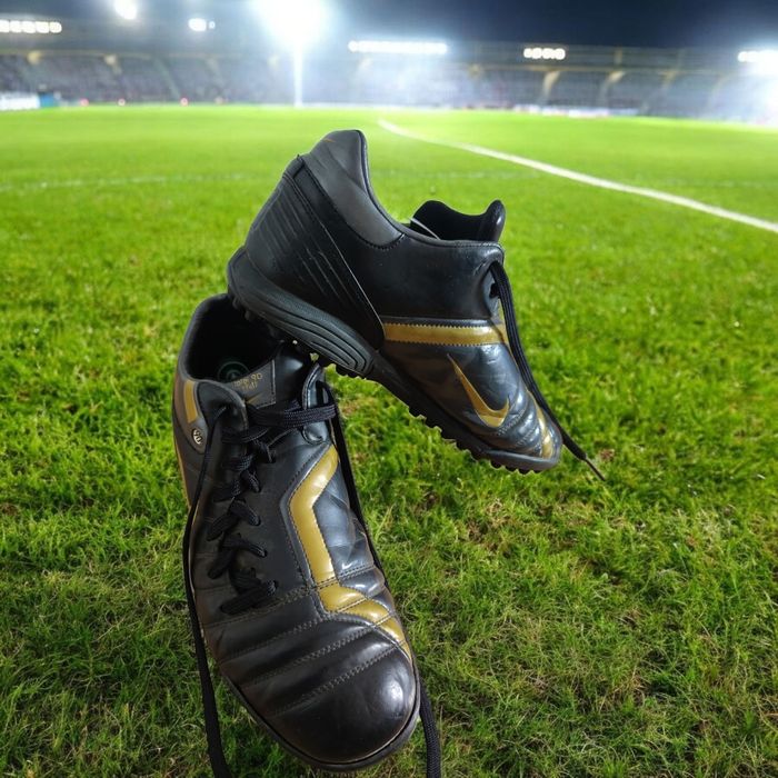 Skórzane markowe buty turfy Nike total 90 shift r 44,5 do piłki nożnej