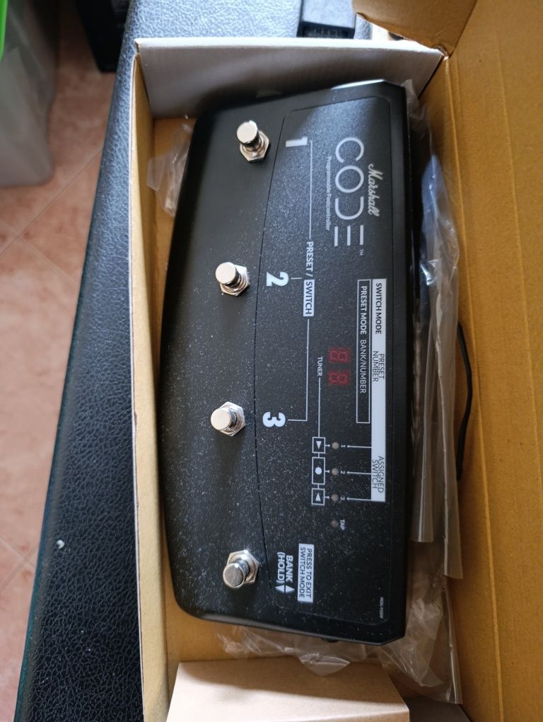 Amplificador Marshall CODE 100 (100W, 2x12) combo com pedaleira code