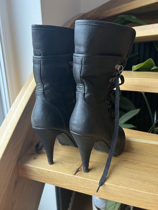 Czarne kozaki na obcasie wysokie