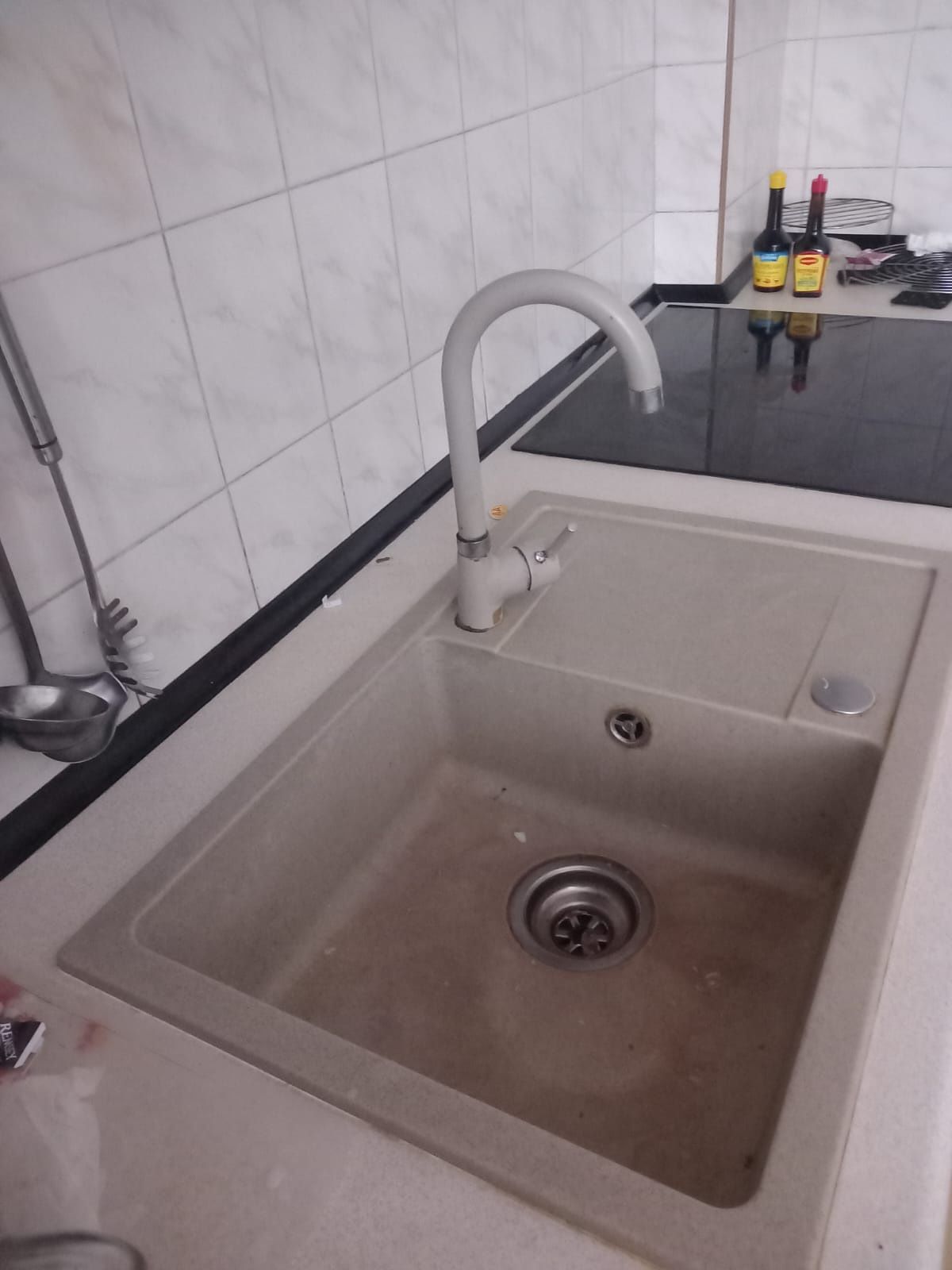 Zlewozmywak granitowy z wylewką.