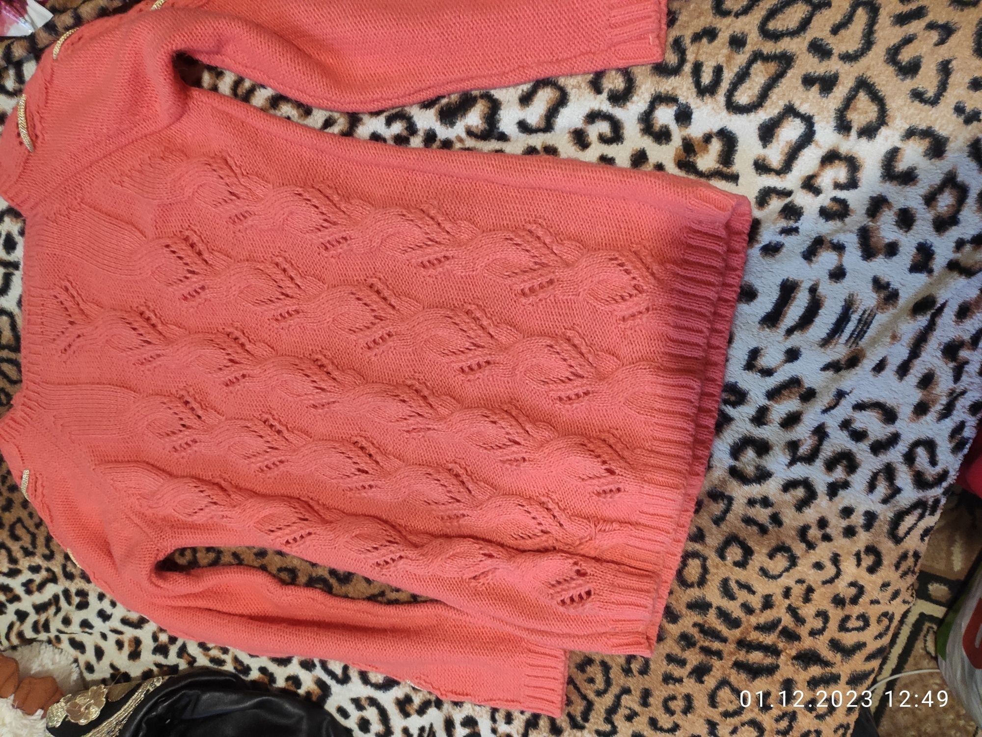 Продам  светр жіночий