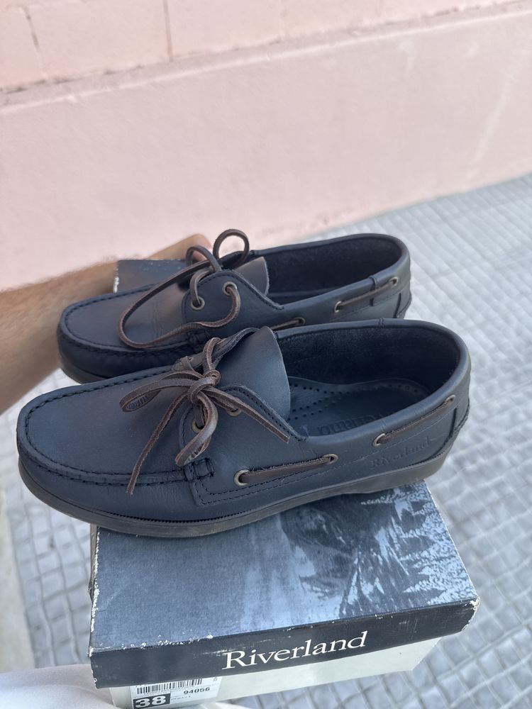 Sapatos de vela azuis escuros
