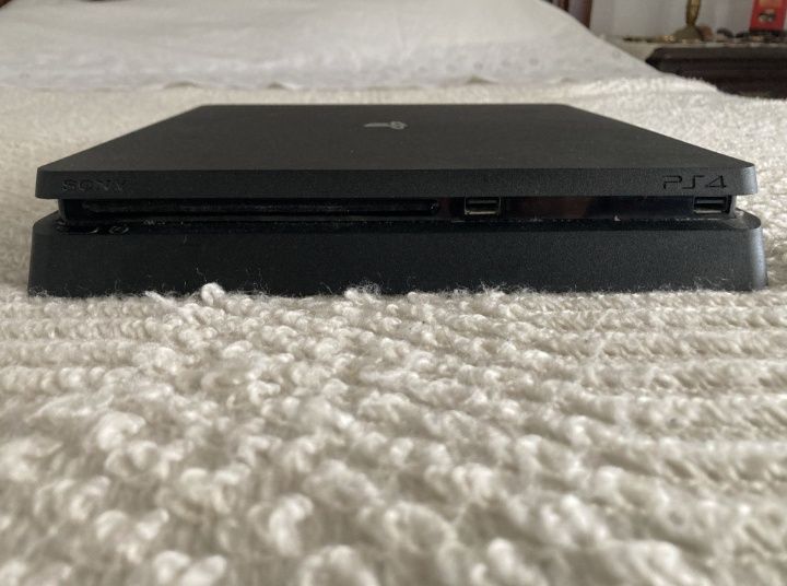PS4 Slim 1TB com comando + 3 jogos
