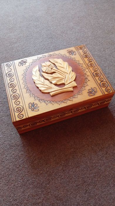 Efektownie zdobiona "szkatułka" z lat 80 ubiegłego wieku.