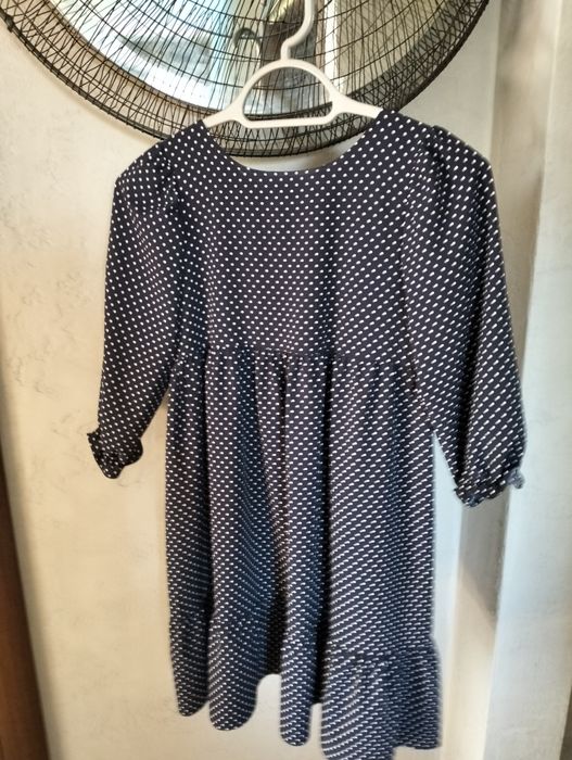 Śliczna sukieneczka granatowa w białe kropki. 140 rozm.