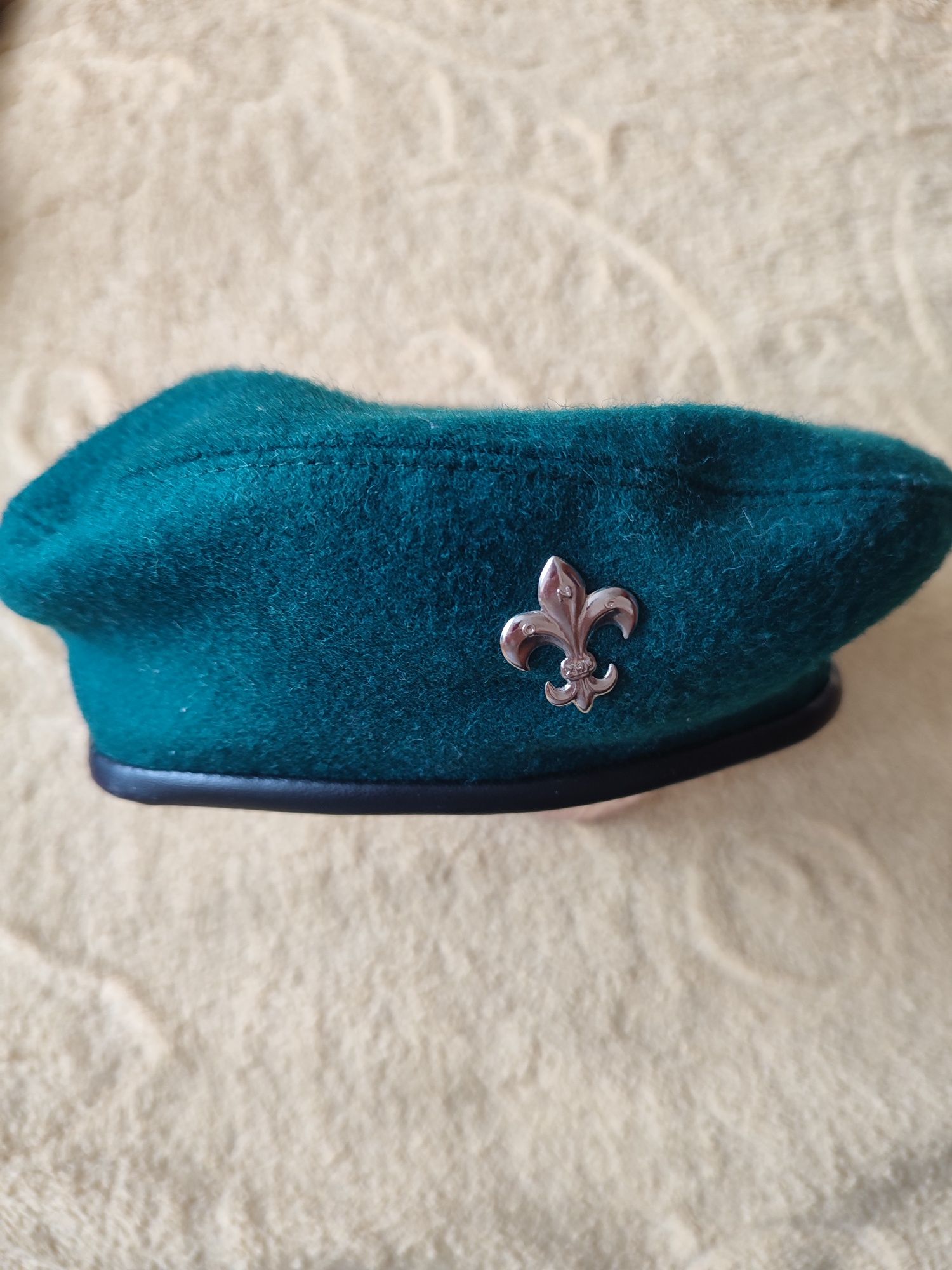 Beret harcerski w kolorze zielonym.