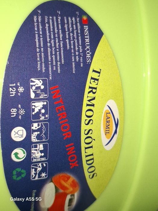 Duas termos de tamanhos diferentes uma em inox