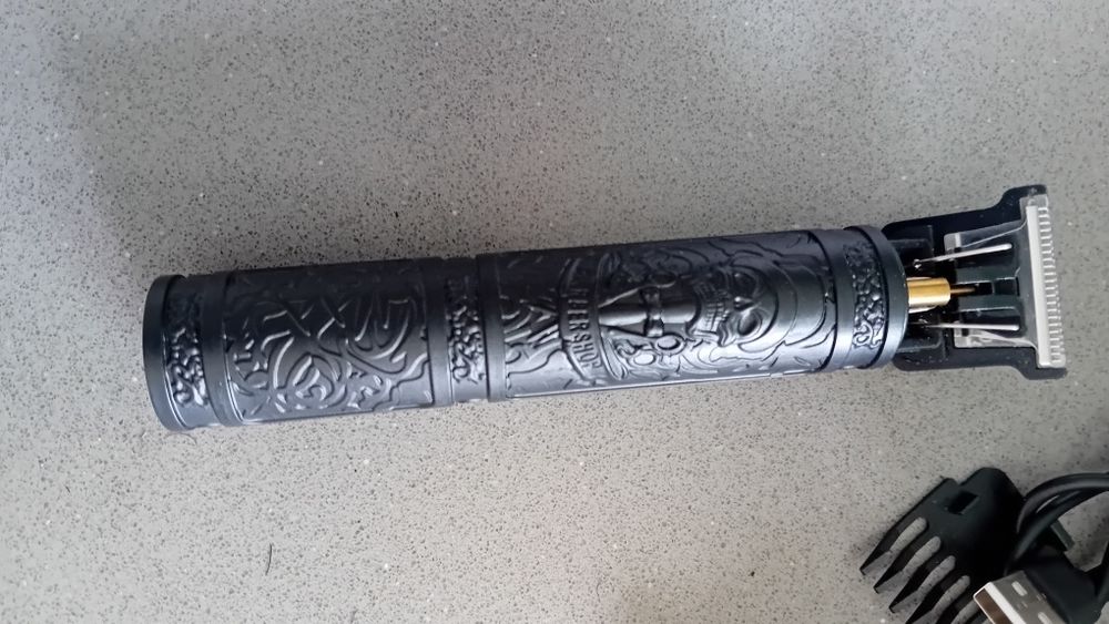 Máquina de aparar e cortar barba