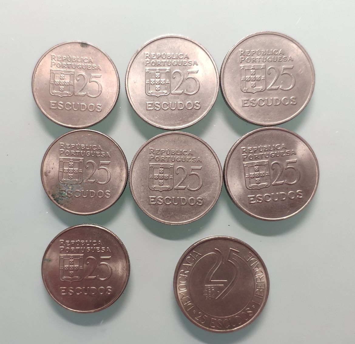 Moedas de 25 escudos (8)