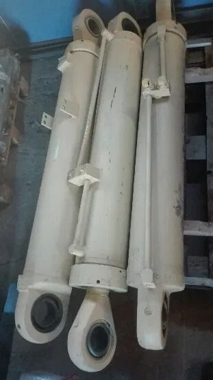 Siłownik podnoszenia wysięgnika po regeneracji 534E