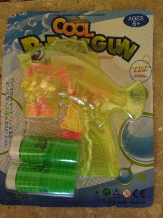 Пистолет для выдувания мыльных пузырей.