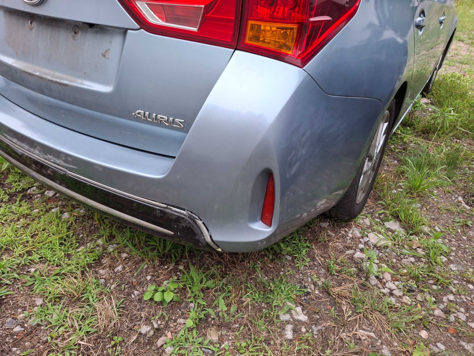 Toyota Auris II kombi zderzak tyl tylny kompletny 8s7