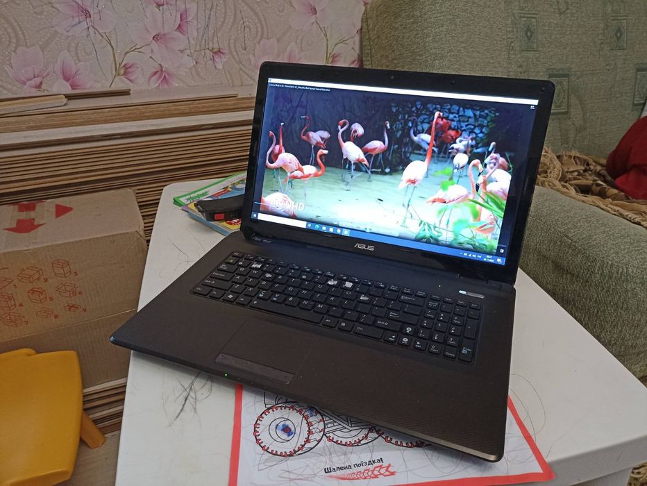 Большой ноутбук Asus 17-18" екран.320Gb+8 GB.Windows 10Pro/2часа батар